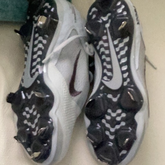 Nike React Woman’s Hyperdiamond 4 Softball Cleats - Picture 4 of 7